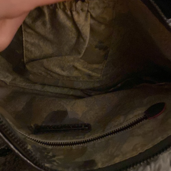 STUNNING Elliot Lucca Woven
Metallic Silver
Convertible Shoulder Bag - Picture 13 of 15